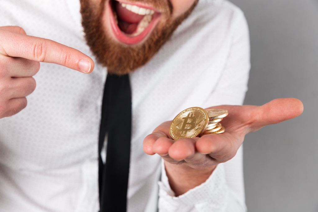 usuario mostrando monedas compradas de bitcoin