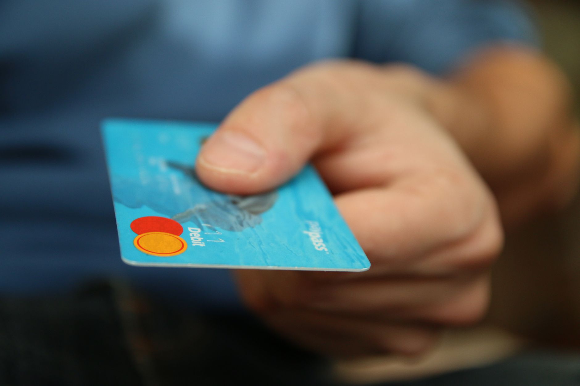 Persona pagando con tarjeta y criptomonedas