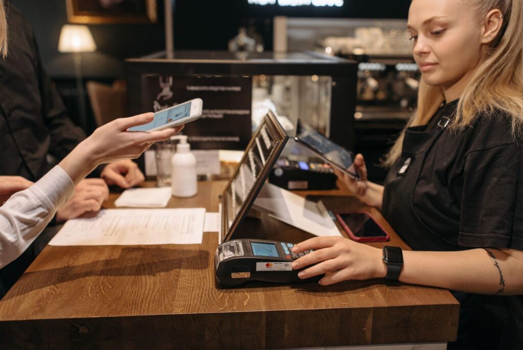 Pago con el móvil en la barra de una cafetería, uno de los sitios donde se puede pagar con bitcoin