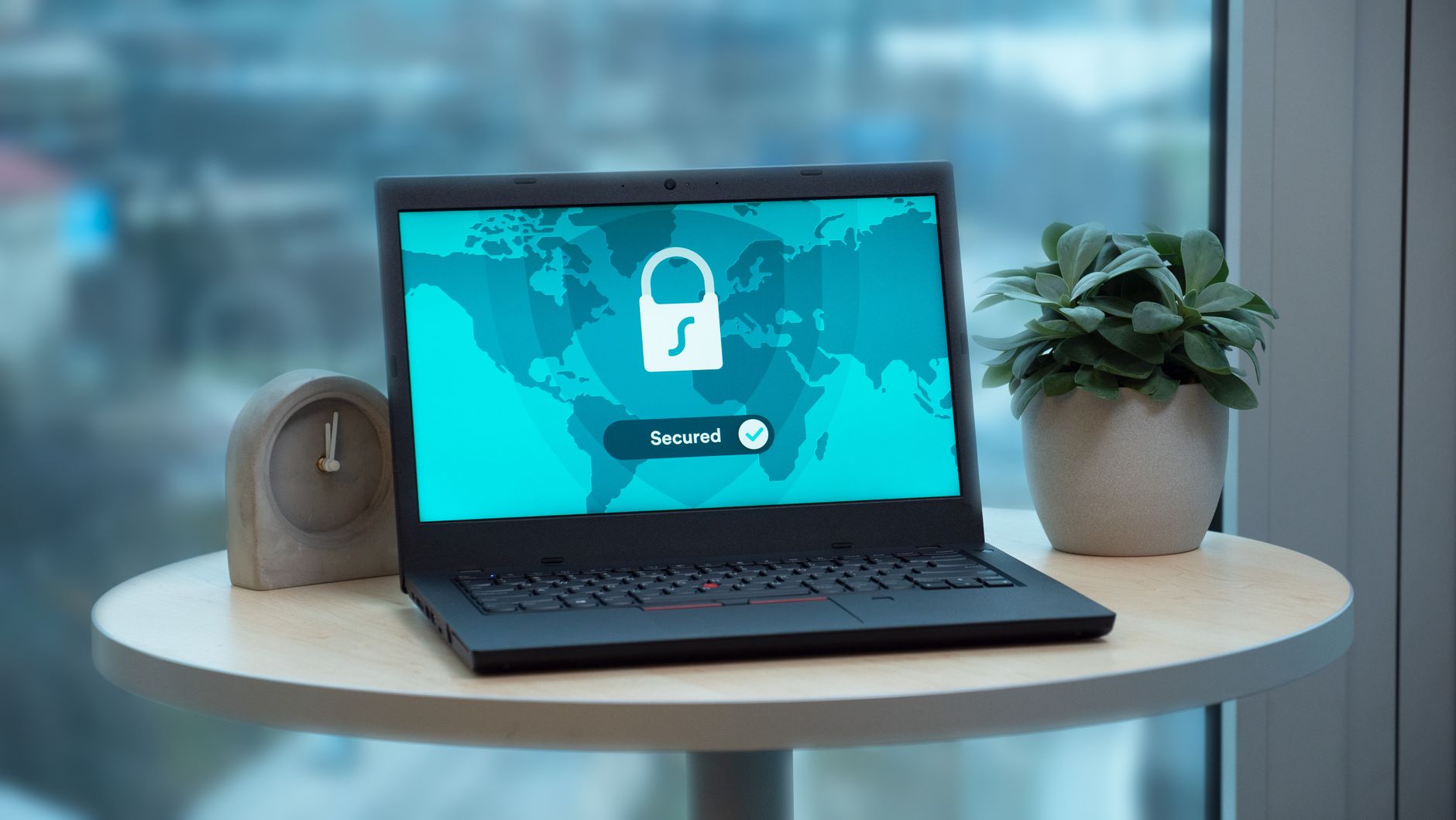 Candado de seguridad digital sobre portatil