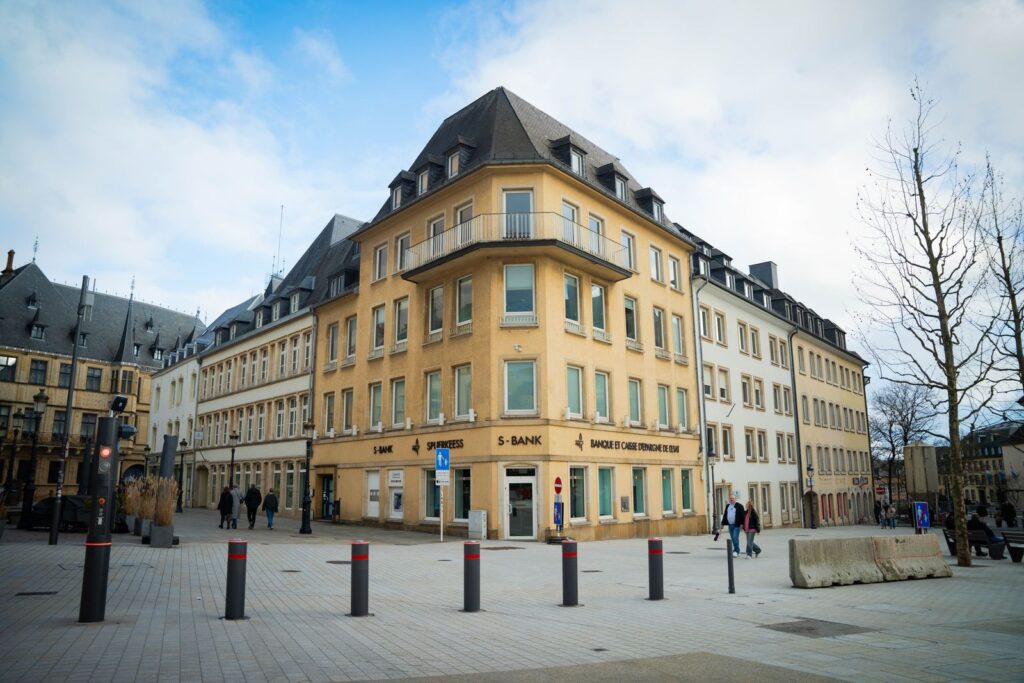 Edificio de un banco en una calle europea: los bancos ya pueden vender bitcoin con licencia MiCA