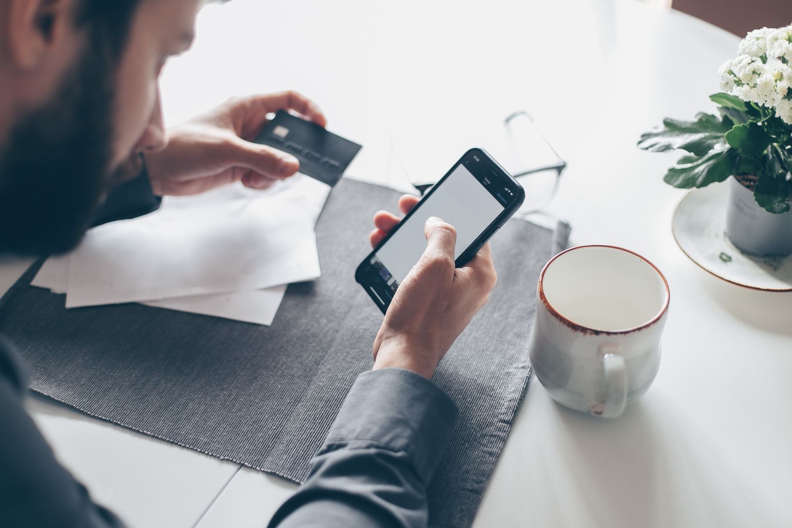 Cliente comprando criptomonedas desde la app de su banco en el móvil