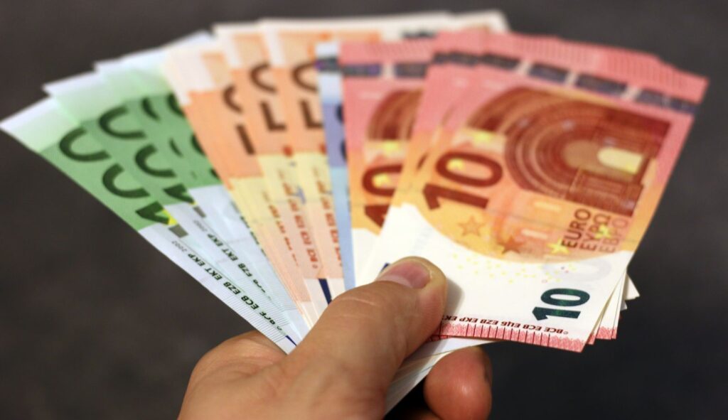 Billetes de euro obtenidos al cambiar criptomonedas por efectivo