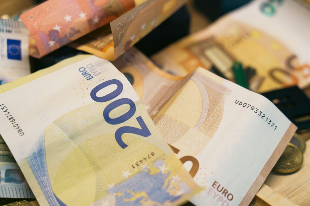 Billetes de euro: el efectivo recibido al vender bitcoin en un cajero también se declara