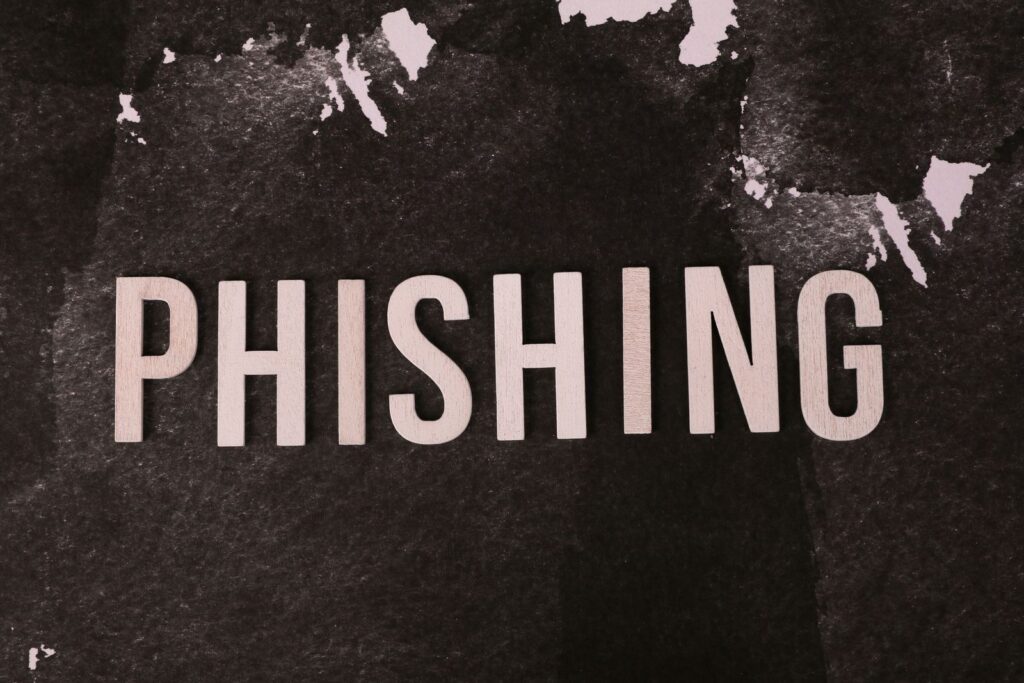 Cartel con la palabra phishing, una de las vías de las estafas con criptomonedas