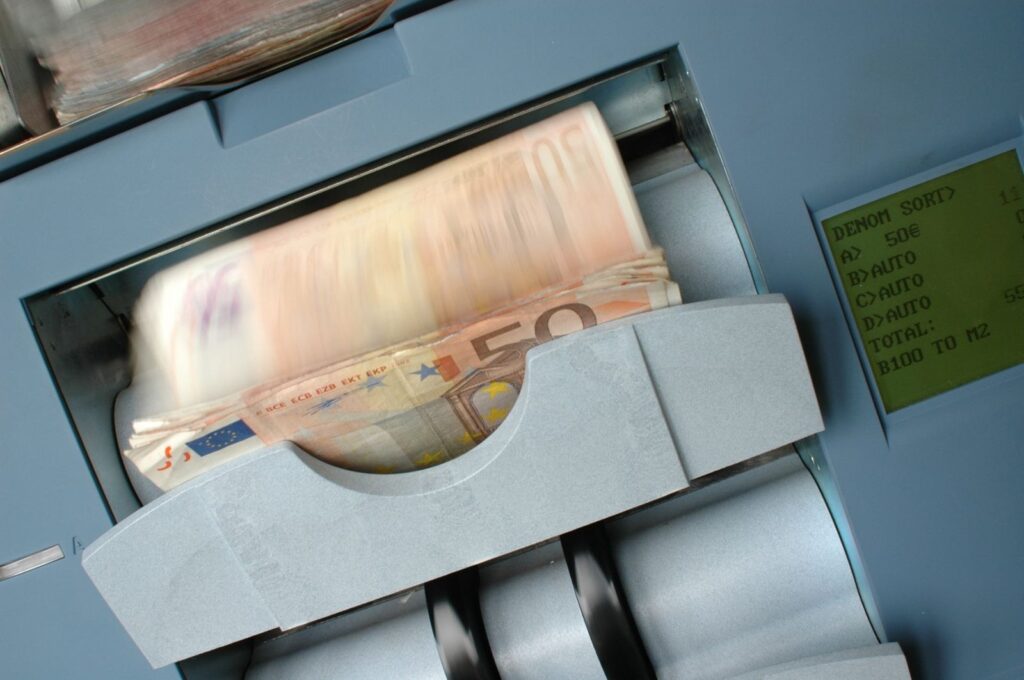 Máquina contadora de billetes de euro, como las que usan los cajeros y tiendas de criptomonedas