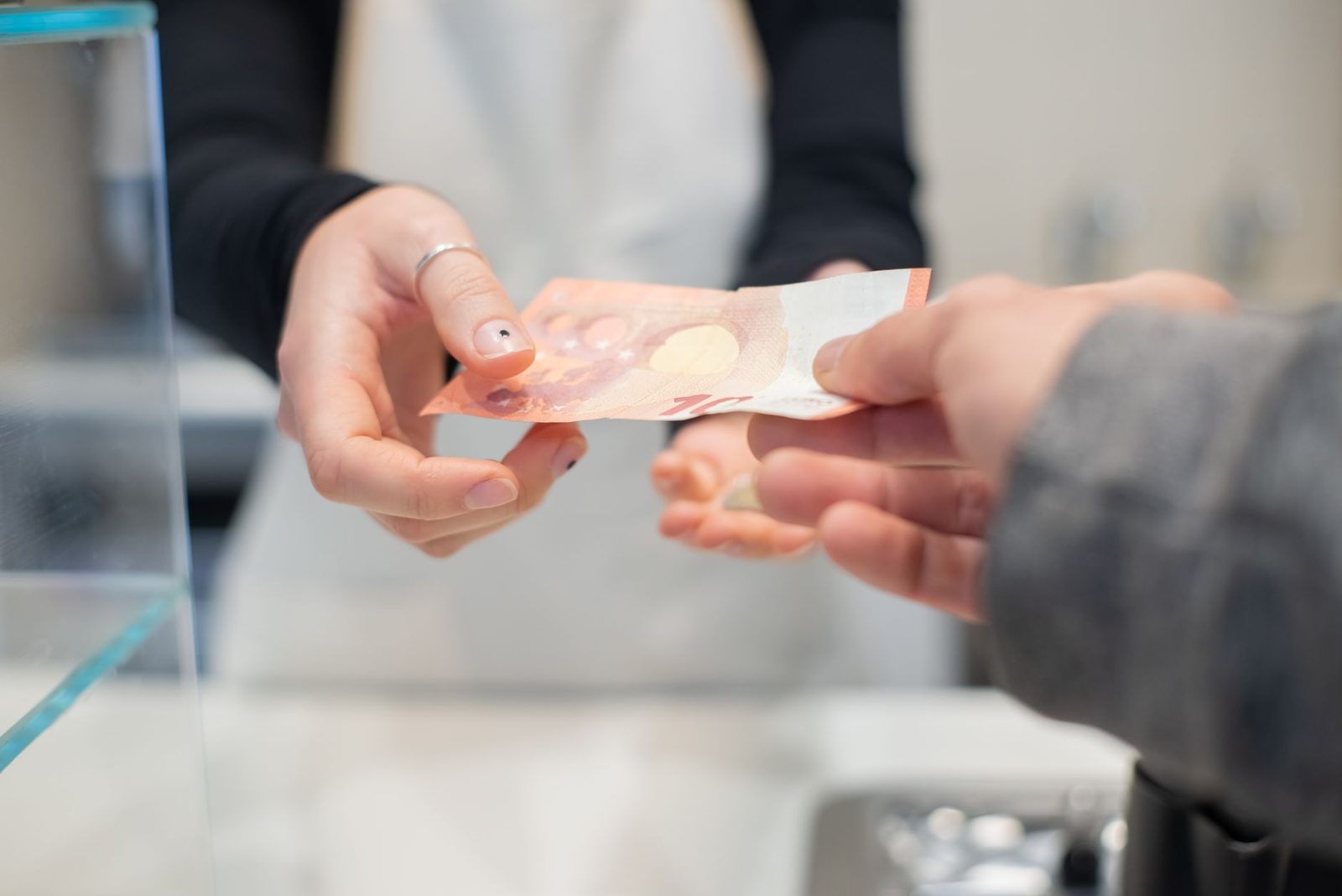 Dos personas intercambian billetes de euro: el límite de pago en efectivo en España es de 1.000 €