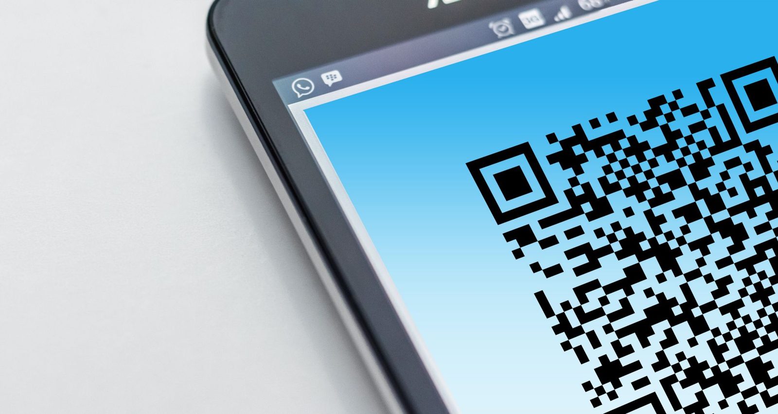 Código QR en la pantalla de un móvil: la dirección de la wallet a la que el cajero envía los bitcoins