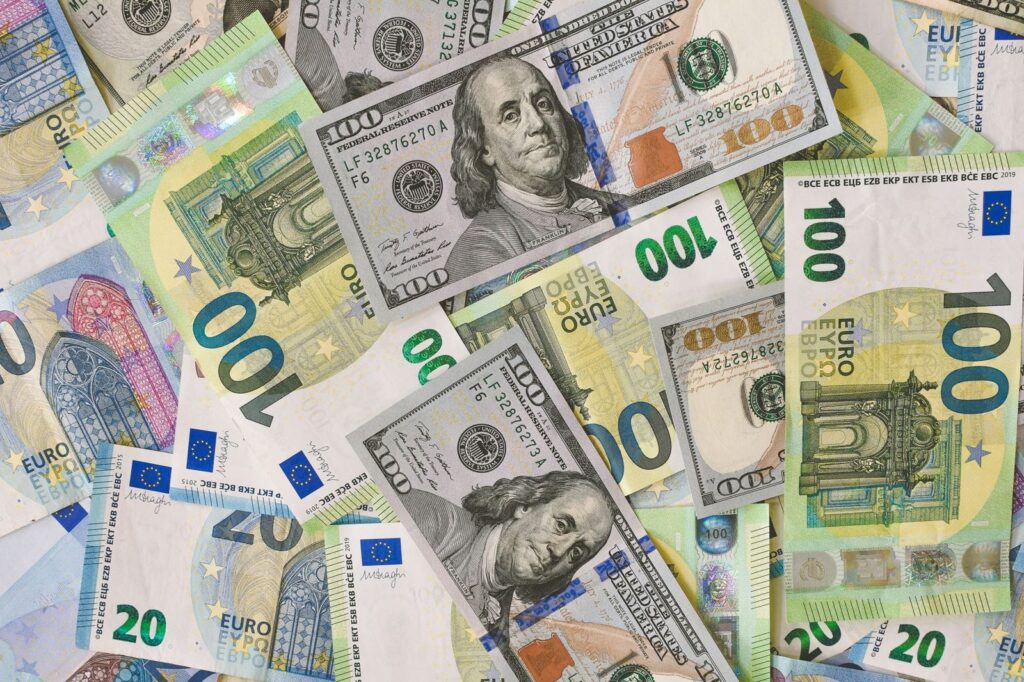 Billetes de euro y de dólar, las dos monedas a las que se ligan casi todas las stablecoins