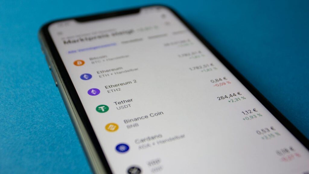 App de monedero de criptomonedas en el móvil con los saldos de cada moneda