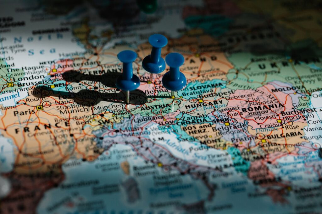 Mapa de Europa con chinchetas azules marcando ubicaciones