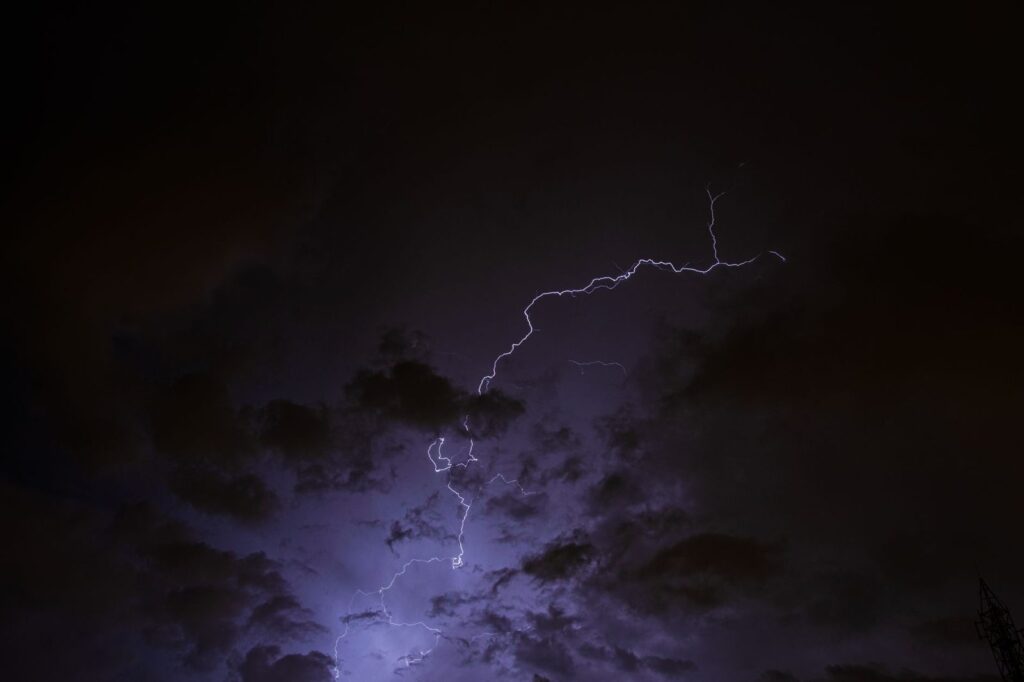 Rayo atravesando un cielo nocturno lleno de nubes