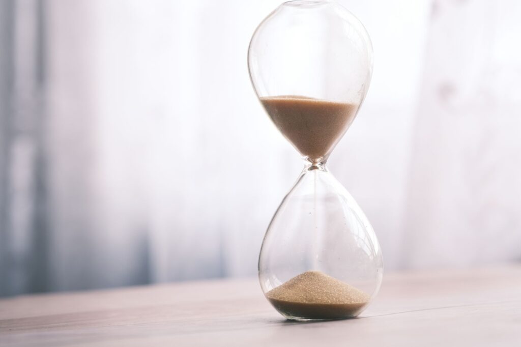 Reloj de arena con la arena cayendo, como la espera hasta que se confirma una transacción