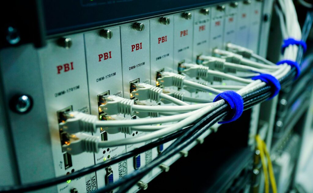 Cables de red conectados a un switch en un centro de datos